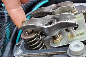 Generator engine valve and spring components during repair service